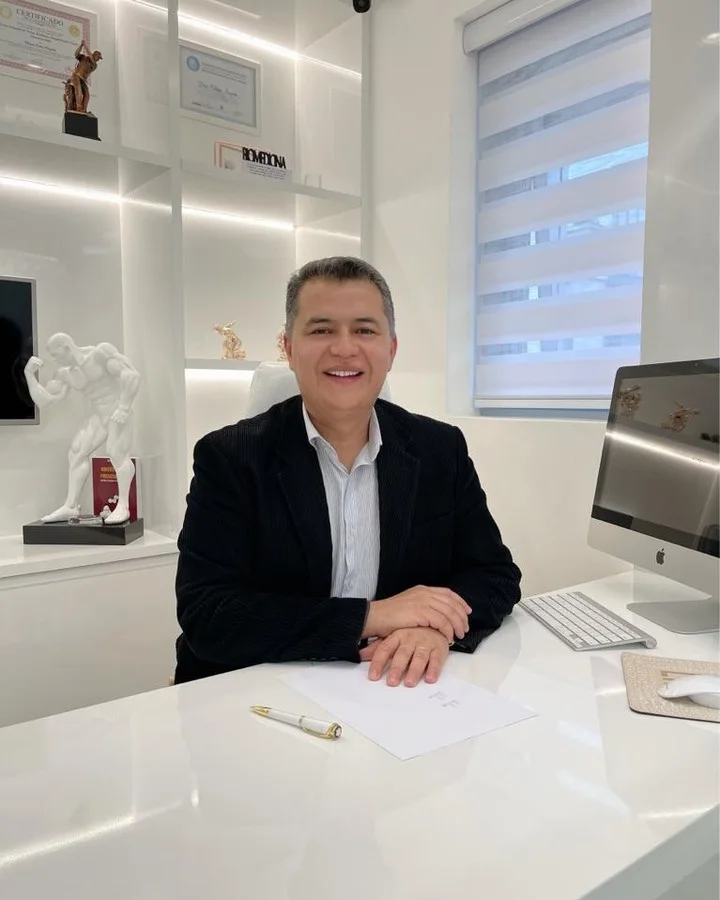 Dr. Hélio Rodrigues em seu consultório na Clínica Skin Plus, em Moema