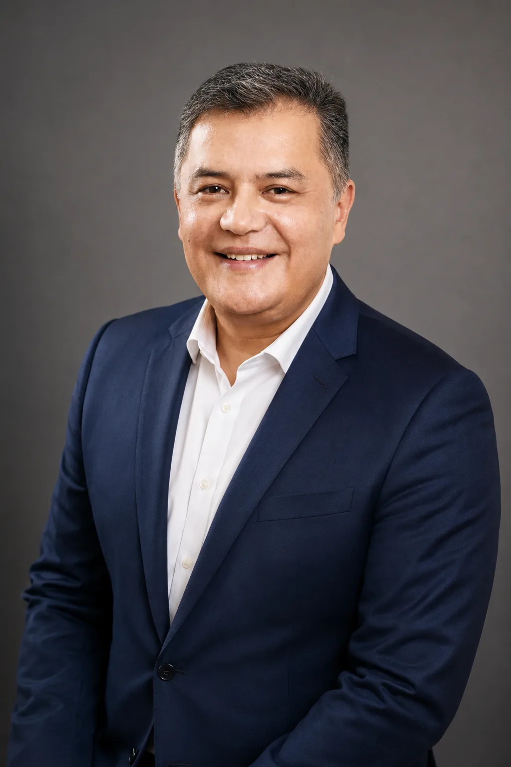 Retrato do Dr. Hélio Rodrigues, biomédico esteta